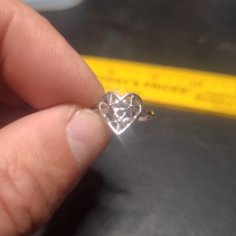 Fashion Jewelry Silver Heart Ring with Faceted Center